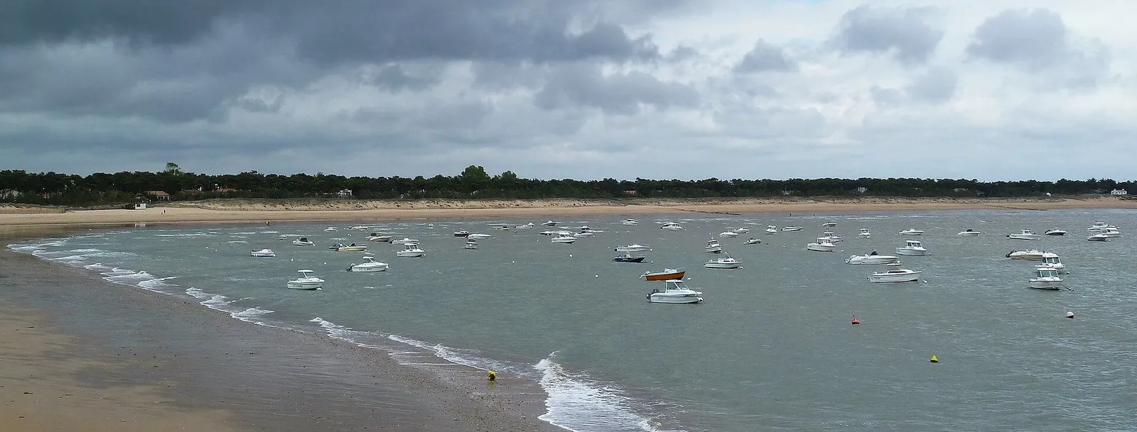 Vue panoramique de la plage et des bateaux au large de La Tranche-sur-Mer