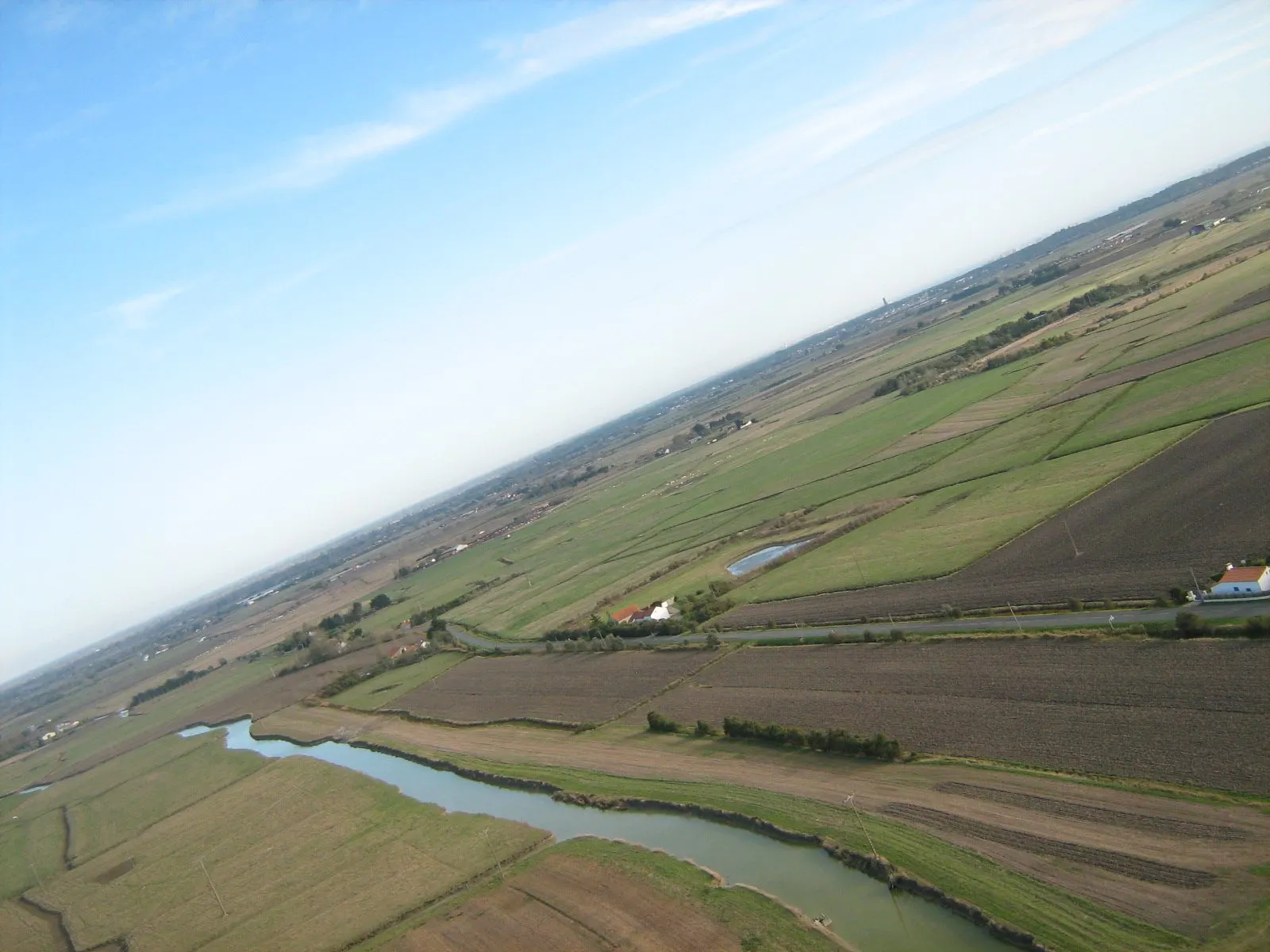 Vue aérienne oblique du marais et d'un canal près de Notre-Dame-de-Monts