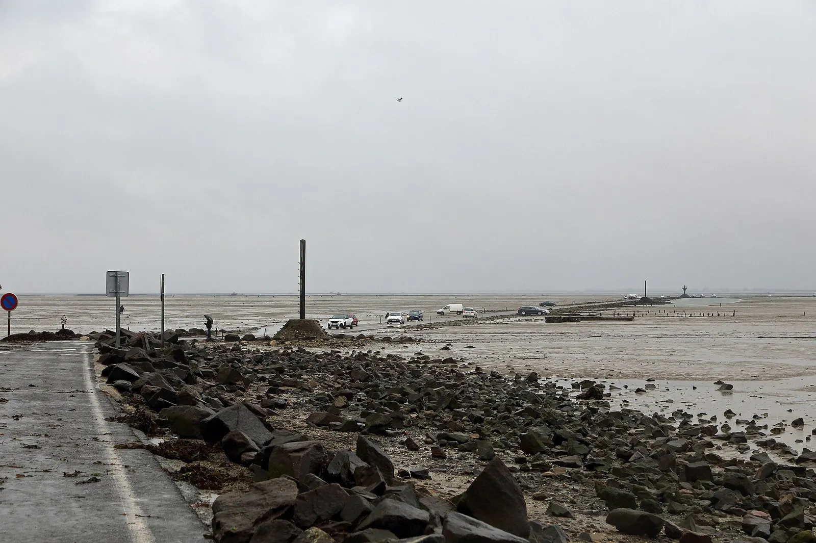 Chaussée du Passage du Gois découverte à marée basse, avec des véhicules