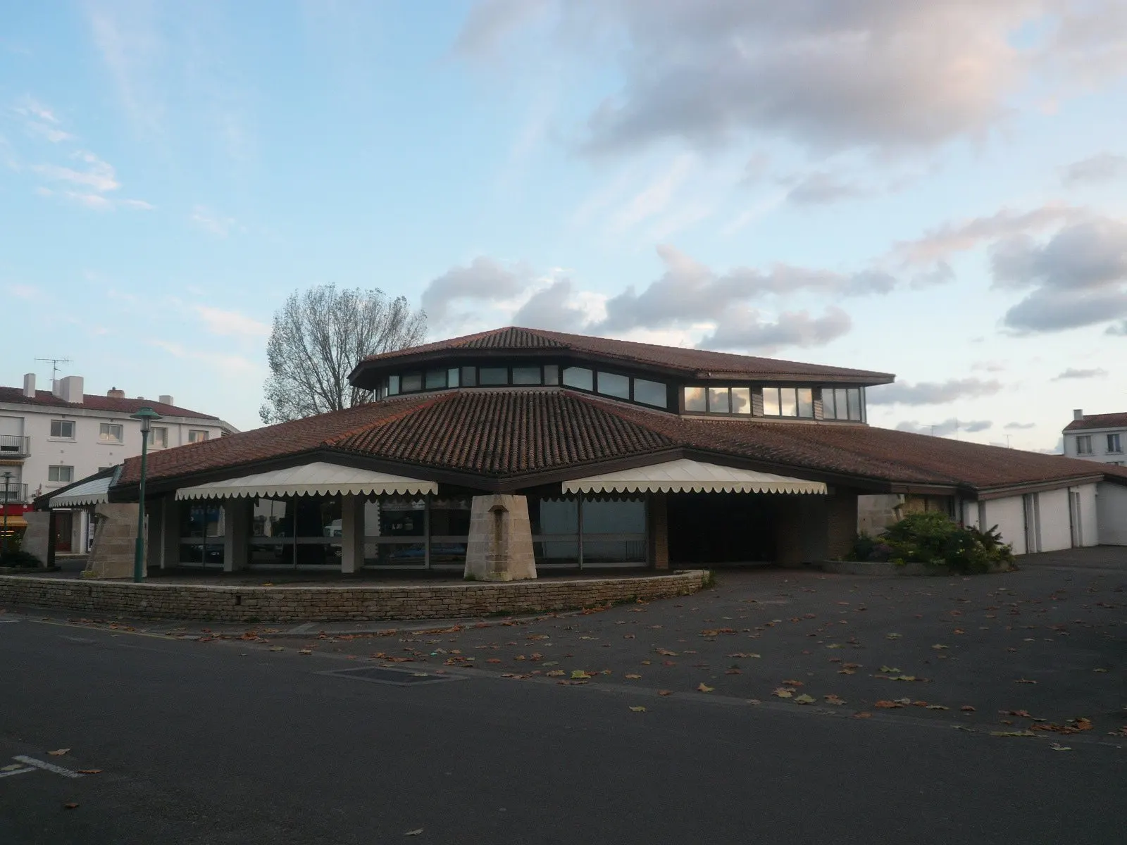 Façade du marché couvert de Saint-Jean-de-Monts sous un ciel dégagé